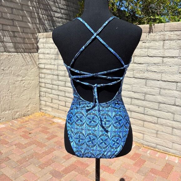 La Blanca Realist Printed Criss Cross Swimsuit 8 - Picture 4 of 10